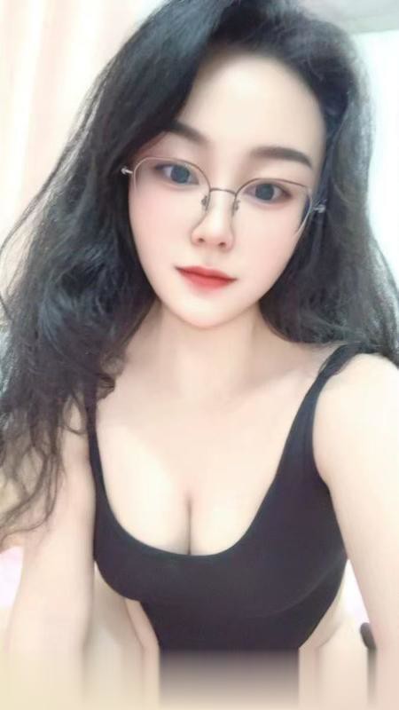 上海浦东连体衣眼镜女